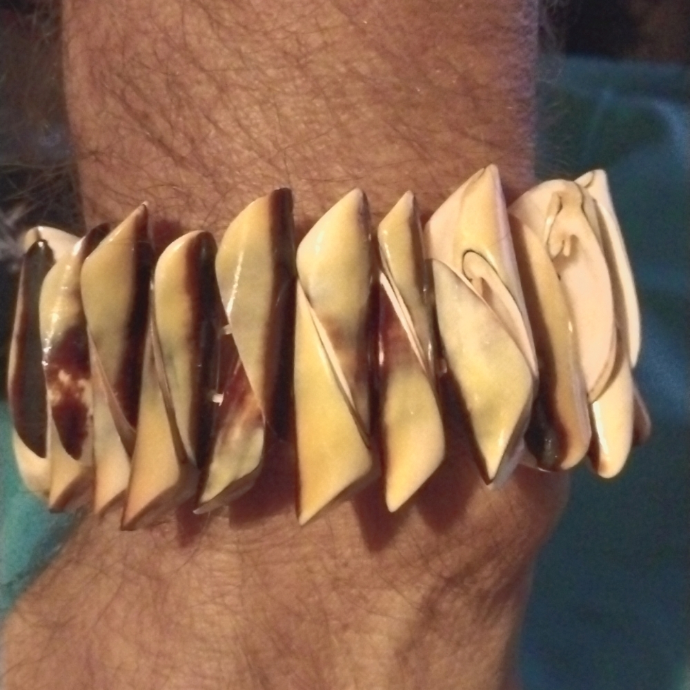 Hawaiian carved shell bracelet islander bracelet nwt (sku 115)